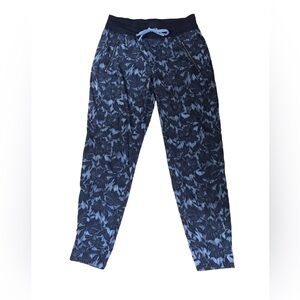 Women's Athleta Trekkie North Printed Jogger In Ethereal Bloom Cottage Blue. 4